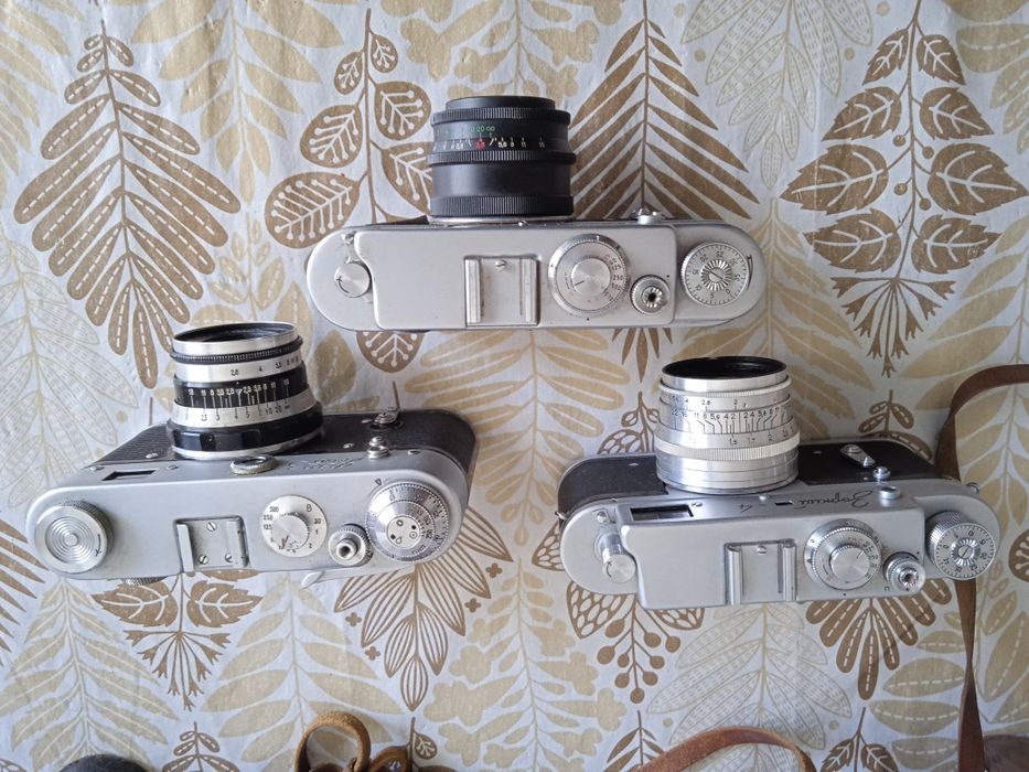 Три фотоаппарата.