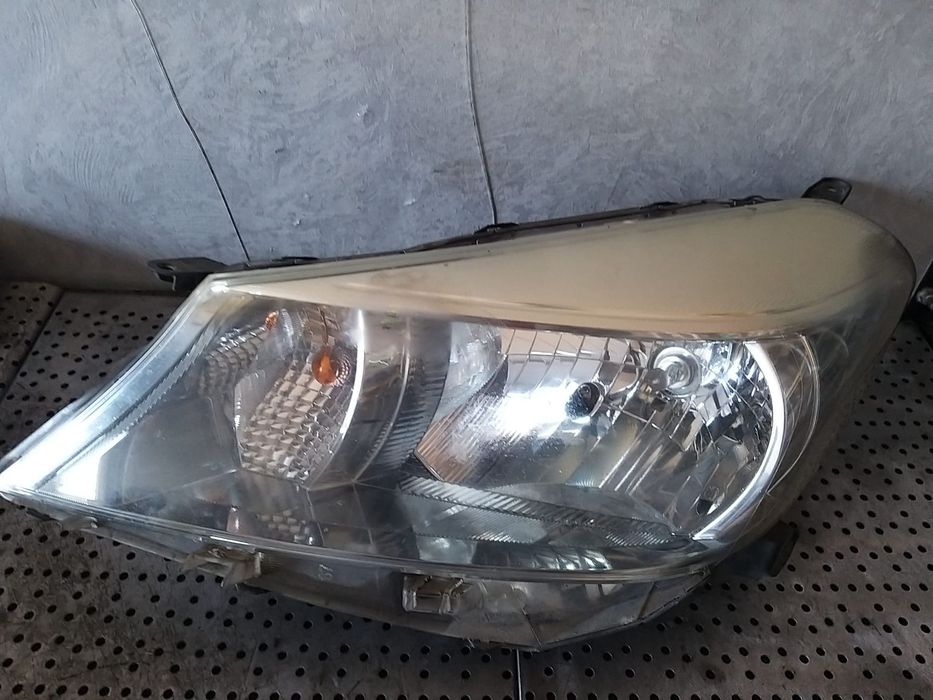 Far stanga toyota yaris 3 p13