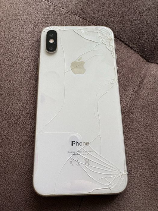 Продавам използван IPhone X