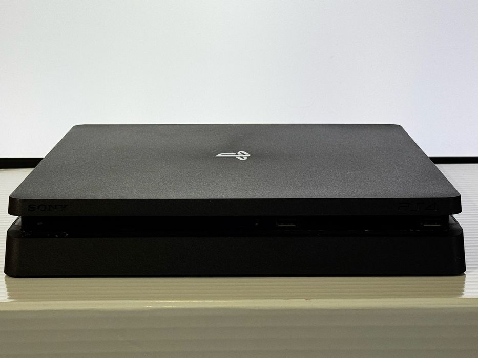 PS4 с двумя контролерами и играми