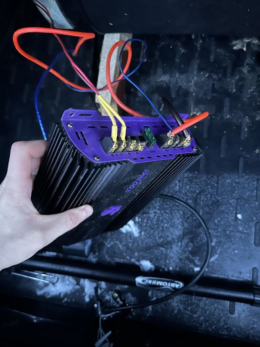 Продам усилок на саб 35000