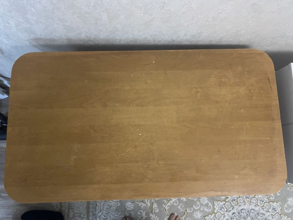 Стол кухонный с тремя стульями