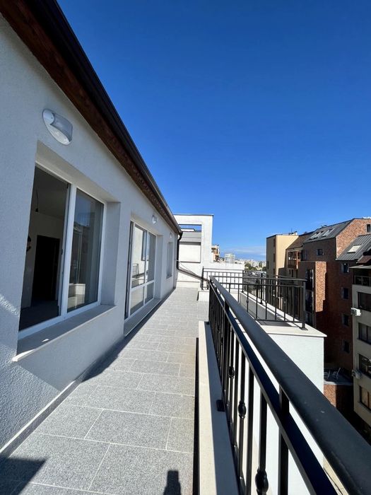 Четиристаен апартамент с 2 гаража