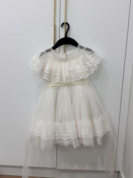Нарядное белое платье на 4-5 лет