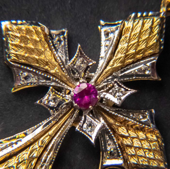 Луксозен кръст от 14 карата жълто и бяло злато с естествен рубин