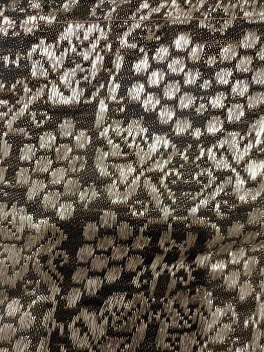 Catrinta veche cu fir metalic