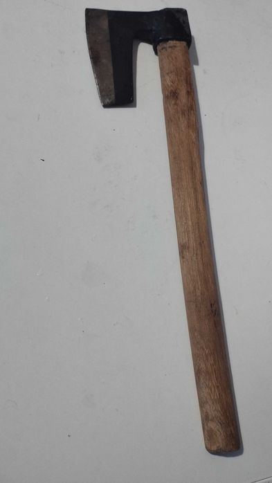 Брадвичка с дървена дръжка.