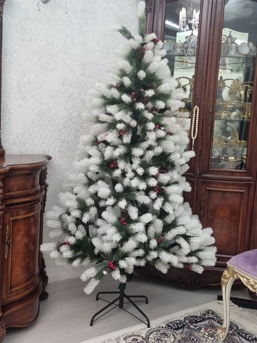 Ёлка красивая с шишками