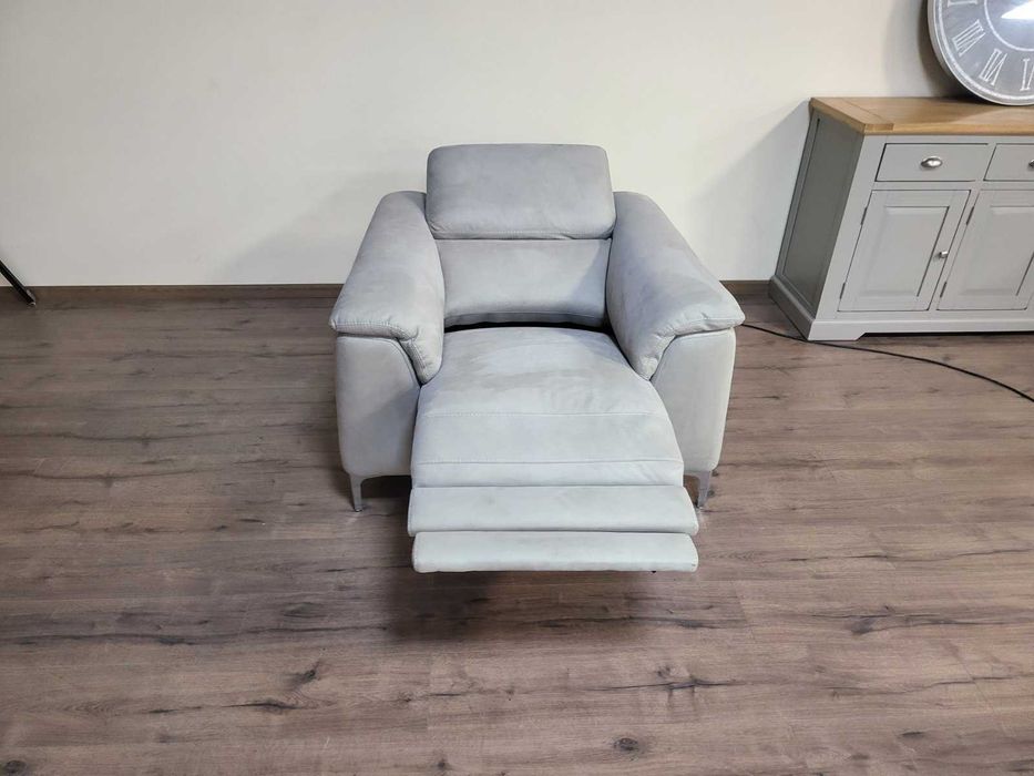 Светло сив фотьойл от плат с електрически релаксиращ механизъм