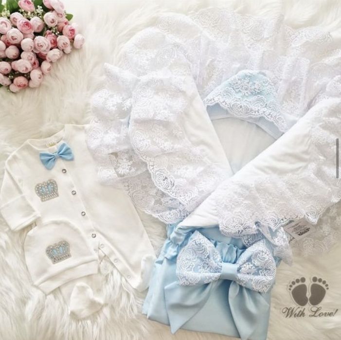 Новый конверт и одежда для новорождённых.