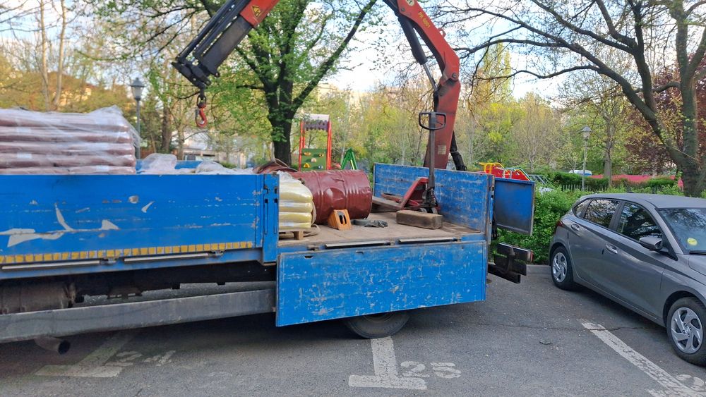 Transport marfă cu camion cu macara