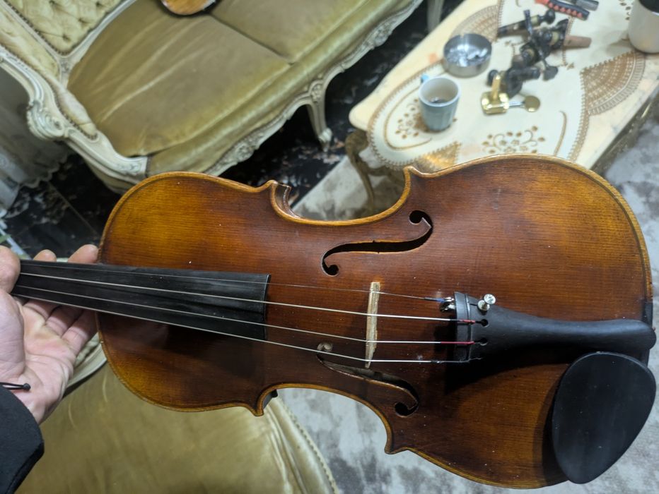 De vânzare o vioară veche deosebit de frumoasă în stare perfecta