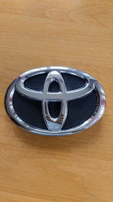 Эмблема решётки радиатора Camry 40