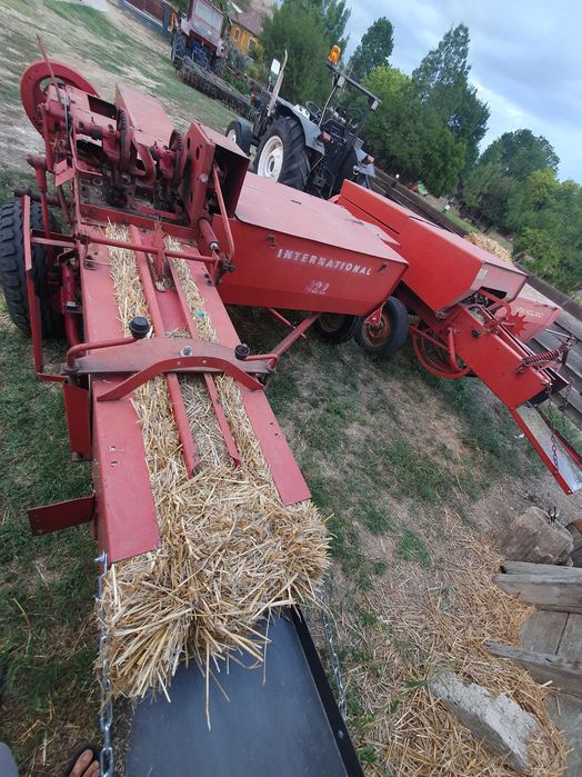 Se vind doua  prese baloti international 422 si new holland265