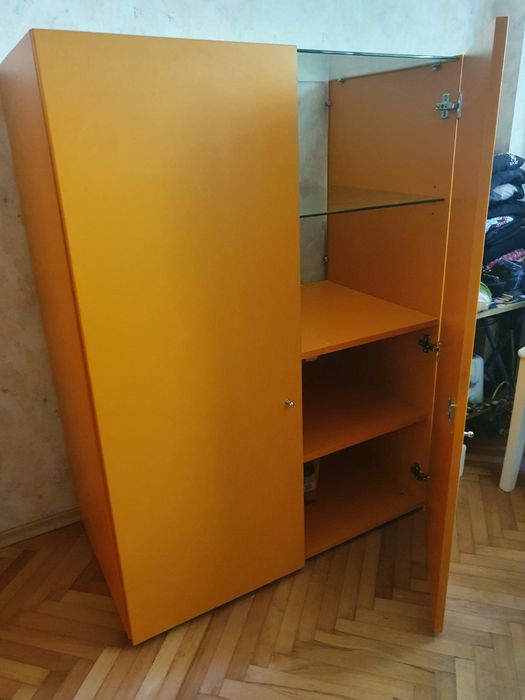 Оранжеви шкаф/витрина