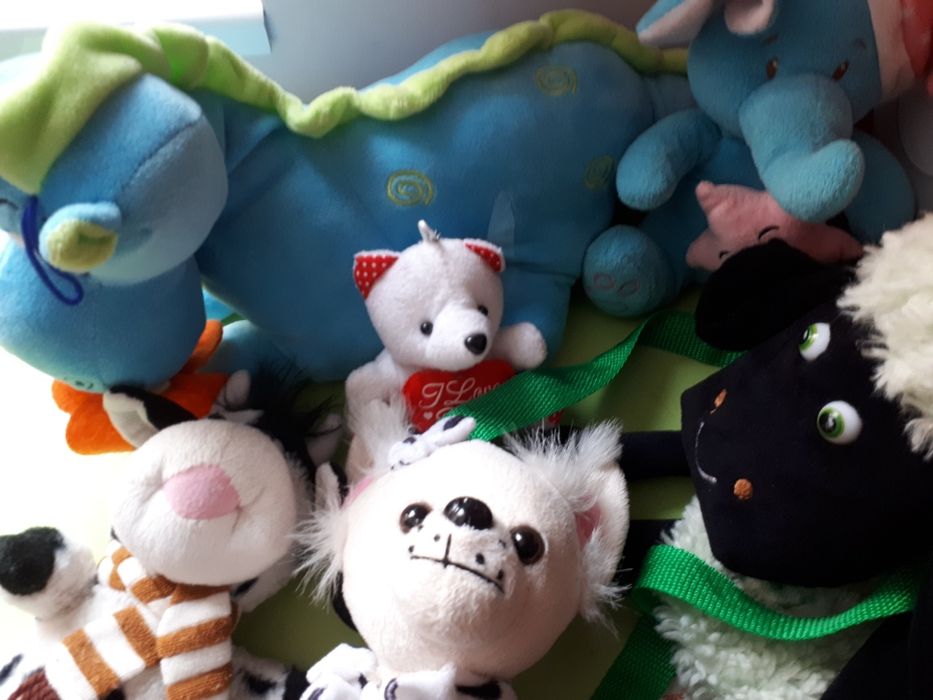 Много плюшки,някои са музикални