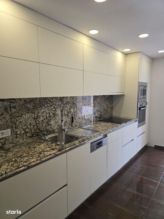 De vanzare Apartament 4 camere, zona Cetate Liceul Sportiv.