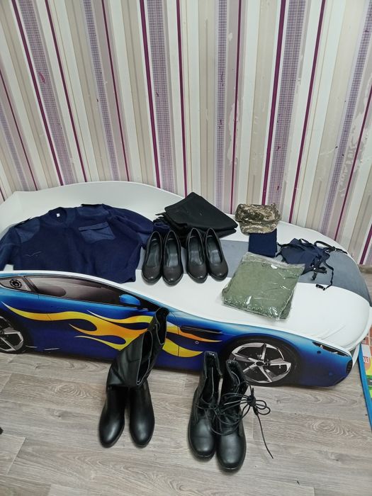 Платья, вещи военные, сапоги, берцы