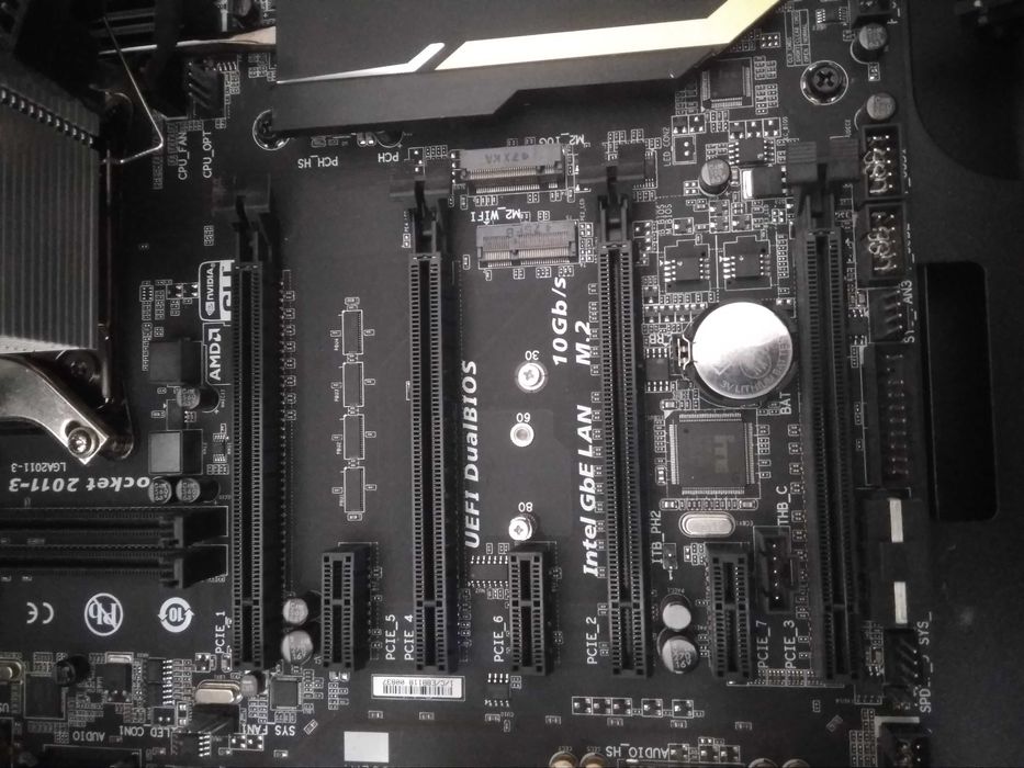 Продавам дънна платка GA-X99--UD3