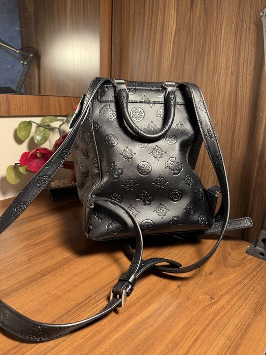 Черна раница Guess