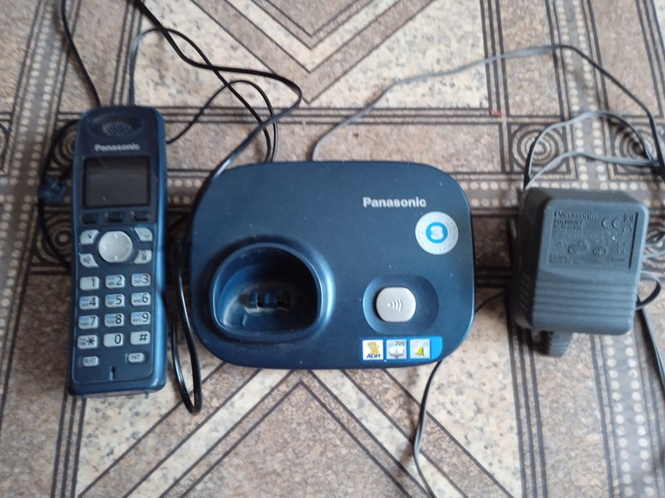Радиотелефон Panasonic и стационарный телефон