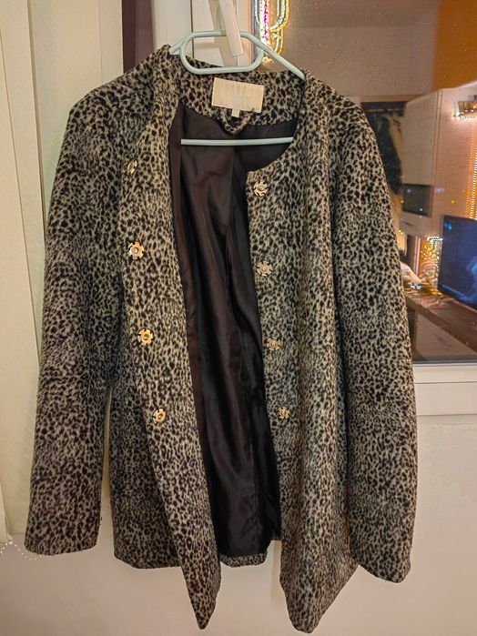 Продавам палто .