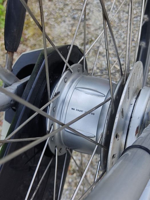 Vând bicicleta cu 8 viteze in butuc marca Batavus