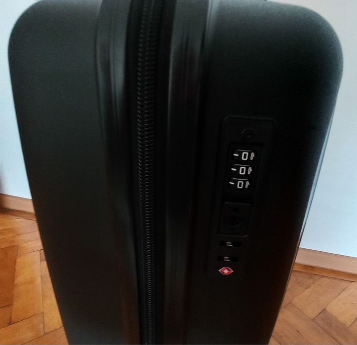 Troler standard Sagrada Catalana, 55x36x22 cm din polipropilenă, 4 roti 360°, TSA, maner telescopic, negru