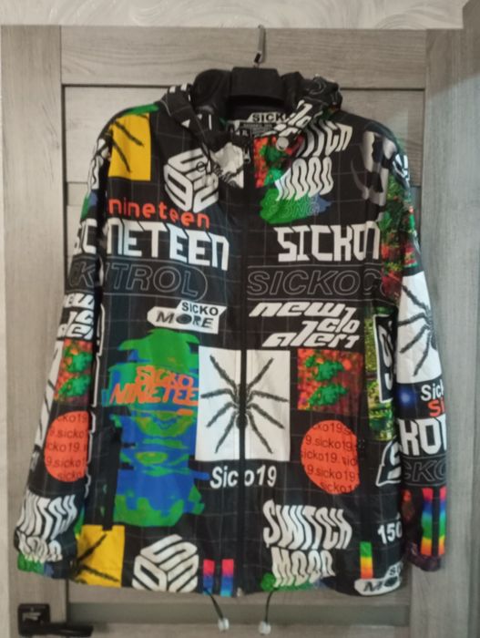 Продам ветровку .