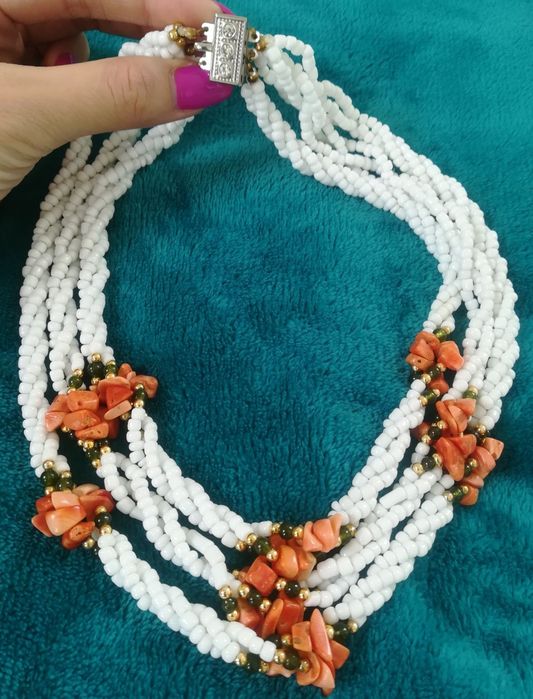 Коралловое ожерелье новое