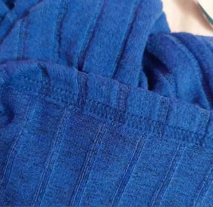 Hanorac sport casual cu glugă.