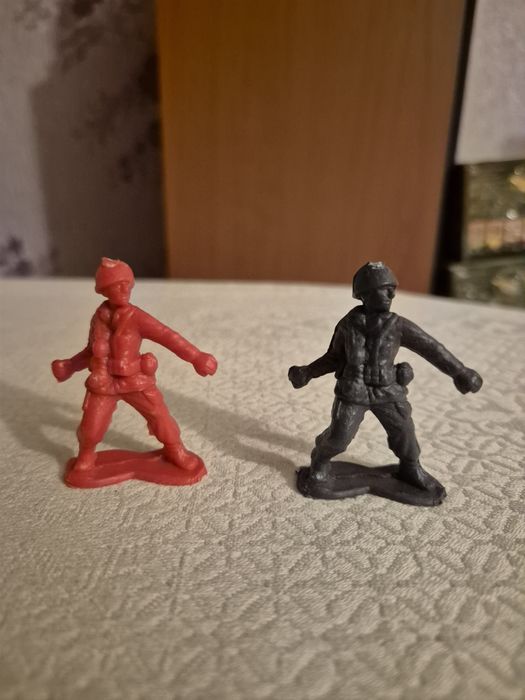 Фигурки собака - овчарка, солдатики.