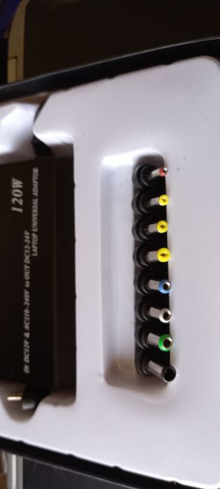 Încărcător universal laptop. Priza 220v sau priza auto.  Diverse  ieșiri.  Out 12 sau 24 v. Nou.