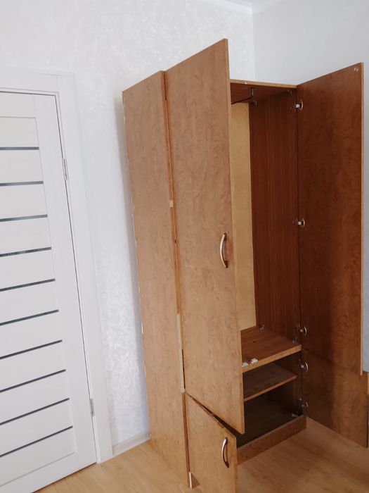 Шкаф коричневый