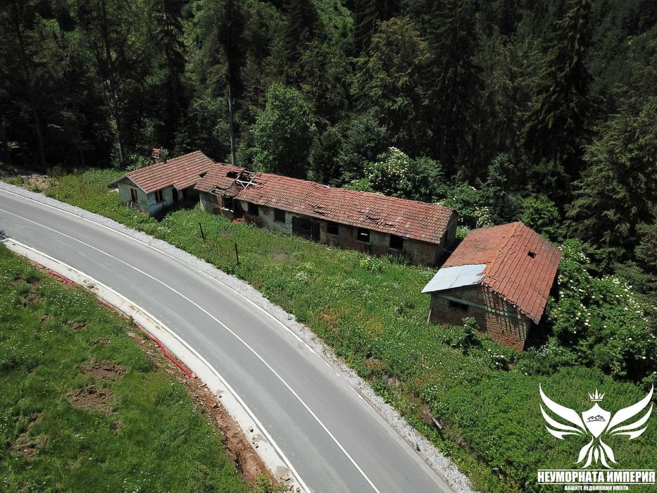 Продавам 3 сгради с парцел 1100кв. с.Здравец общ.Лъки