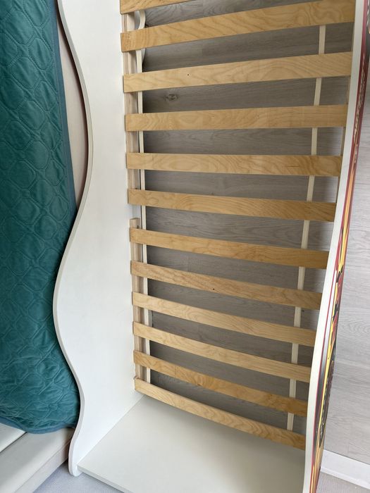 Детская кровать машина