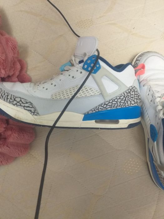 Vand jordani 4 spizike low,stare 8/10,marimea 43 44 ,pret 150-200 ,Cu tot cu cutie doar in Iasi