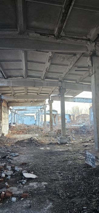 Фундаментные блоки, плиты перекрытия, кирпич.