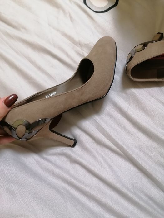 Дамски бежови обувки