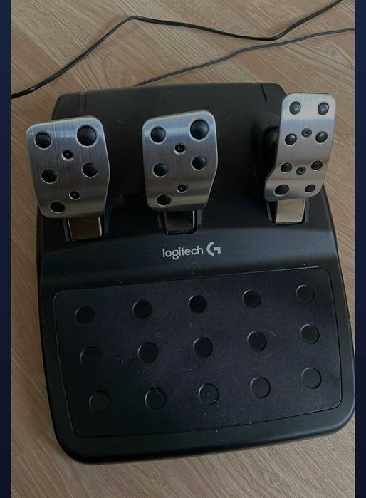 Продавам нов комплект Logitech G29 в ГАРАНЦИЯ с оригинални педали