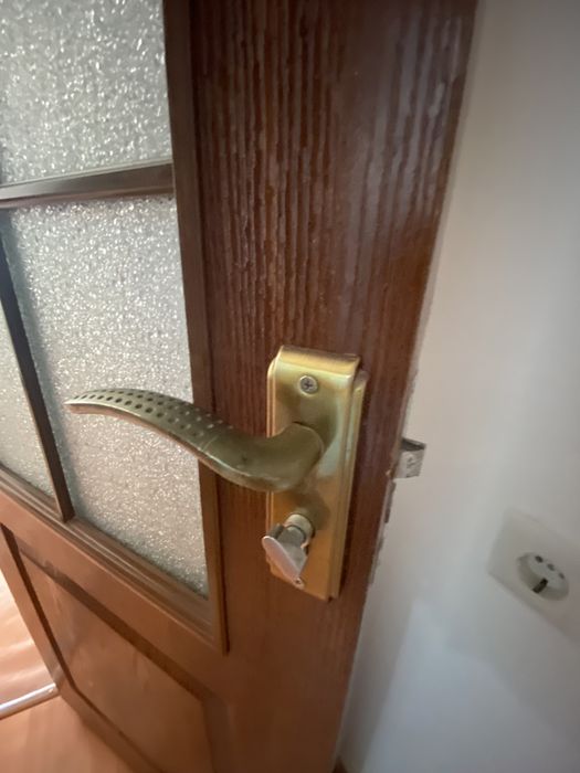 Есиктер сатылады.