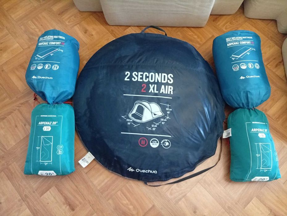 Set camping Quechua : cort 2 persoane + 2 saci de dormit + 2 saltele