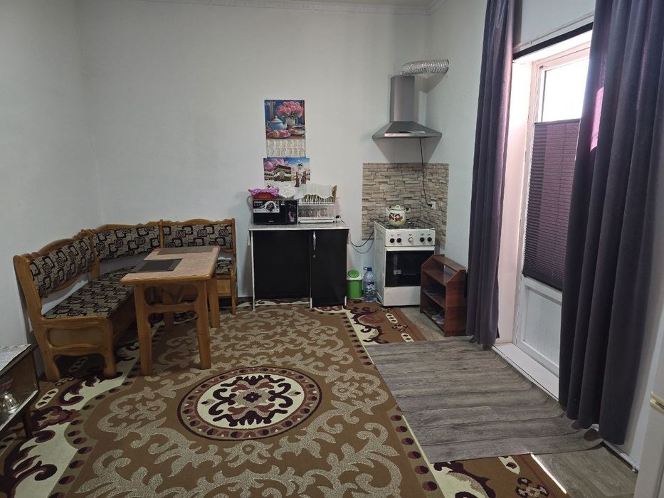 Когон шахар гор балницани олдида мехмонхона бор.