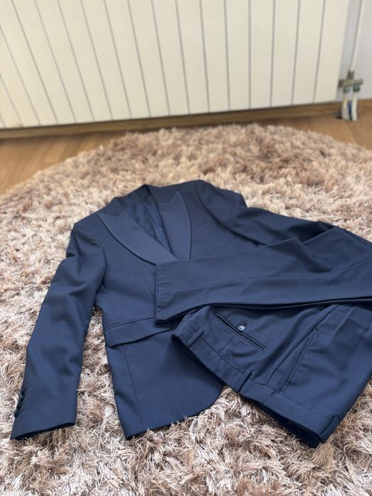 Costum bărbătesc bleumarin – elegant și versatil