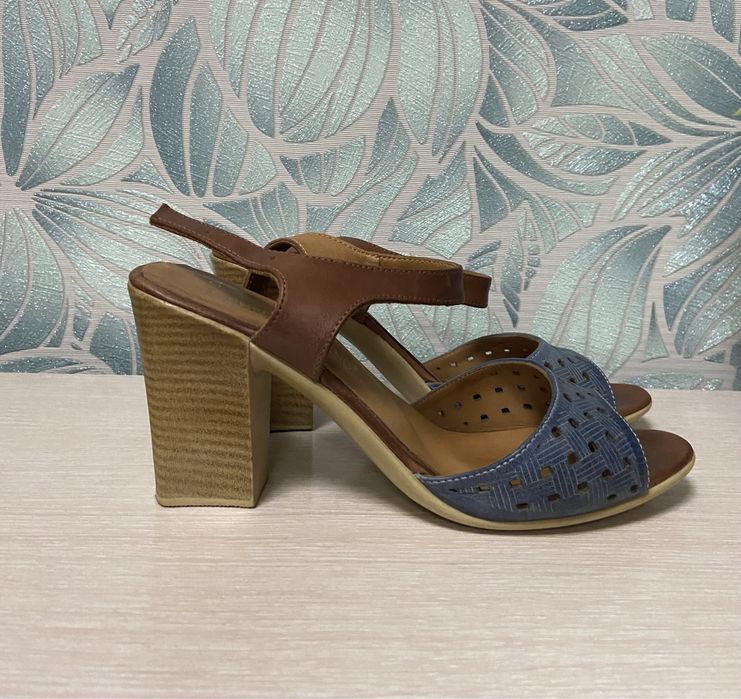 Босоножки кожа 39 размер продам