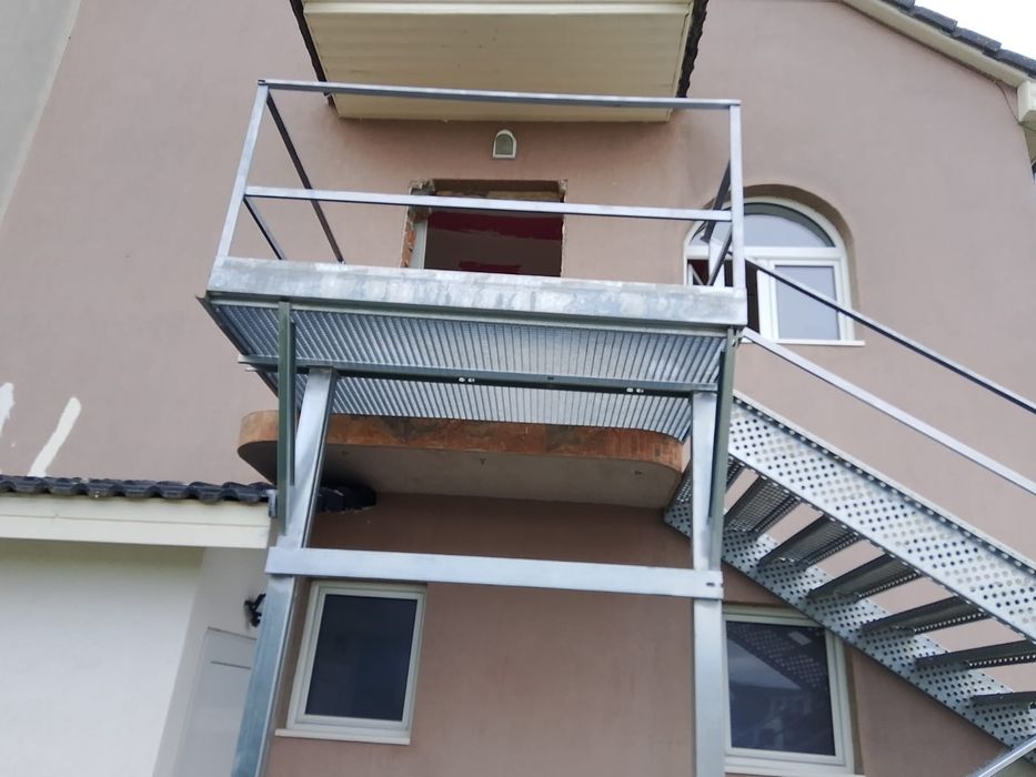 Vând scări zincate metalice