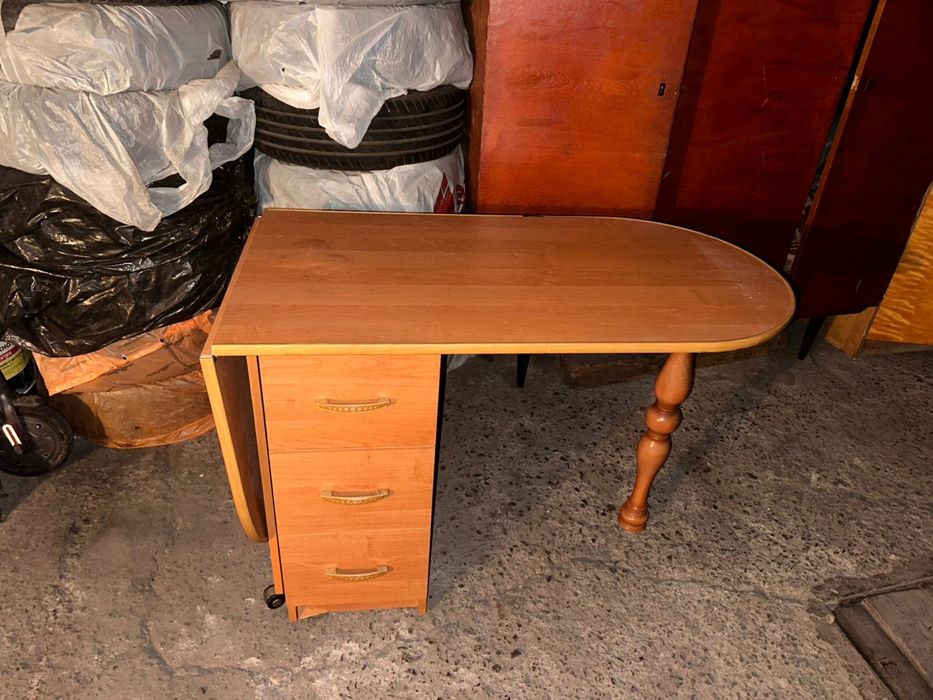 Продаётся обеденный стол