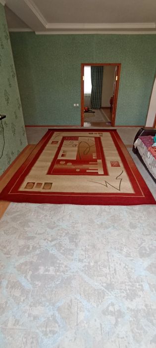 Ковер красный продается