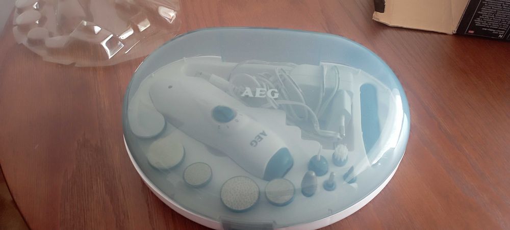 Vând set manichiura-pedichiura nou