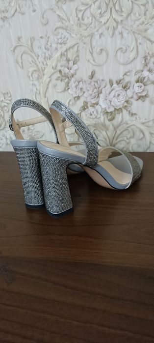 Туфли на каблуке с камнями